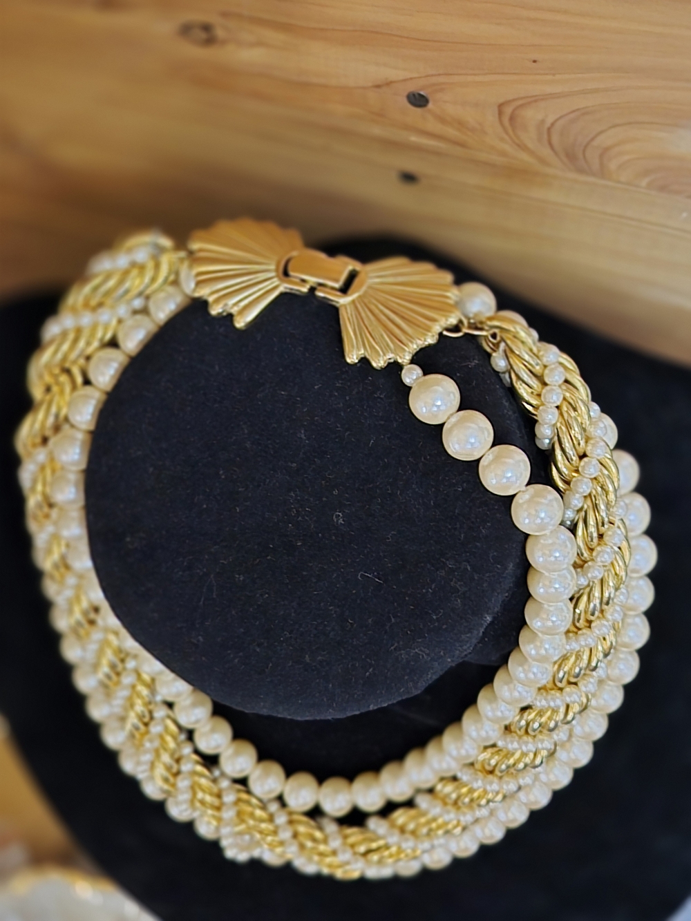 STUNNIN!! Richelieu Cream Pearl Triple Strand Necklace with Shell Clasp - Picture 4 of 6
